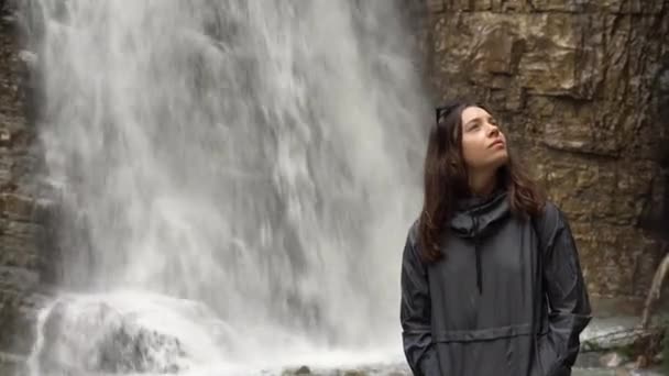 Poderosa Cascata Água Lança Uma Brisa Fresca Uma Jovem Mulher — Vídeo de Stock
