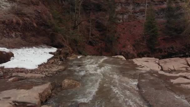 Drone Wzdłuż Górskiego Źródła Które Spada Skał Wodospadu — Wideo stockowe