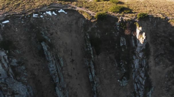 一群登山者在一条小径上远足 俯瞰着山中的极端岩层 — 图库视频影像