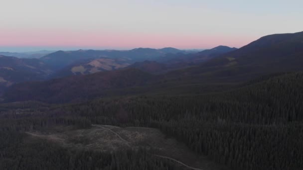 Rozlehlé Lesy Skalnaté Pohoří Při Zapadajícím Slunci Jaře — Stock video