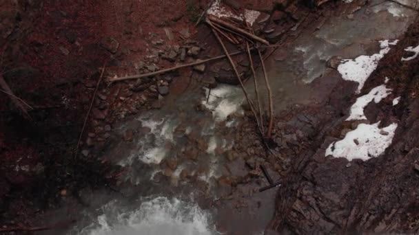 瀑布从悬崖间流下的空中俯瞰 — 图库视频影像
