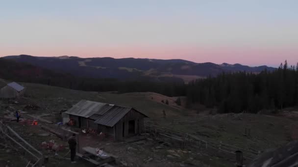 Nagranie Lotu Drona Nad Drewnianą Kabiną Ukazujące Panoramę Wzgórza Zachodzącym — Wideo stockowe