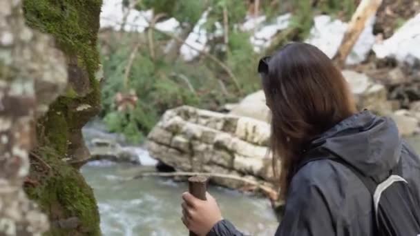 Elinde Sopayla Genç Beyaz Bir Kadın Vahşi Bir Kanyonda Islak — Stok video