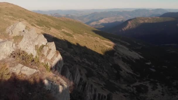 Lucht Naar Beneden Vallen Buurt Van Gevaarlijke Rotsachtige Klif Berg — Stockvideo