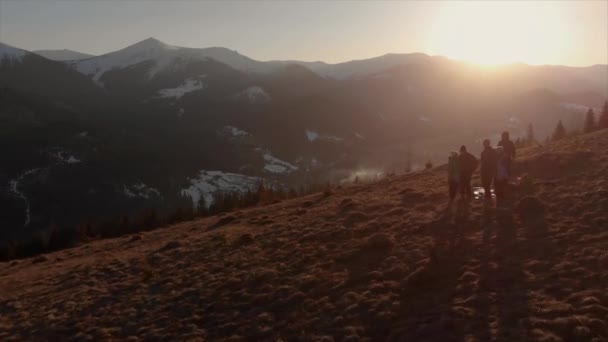 Vysoké Pohoří Pokryto Sněhem Zatímco Louky Jsou Kinematografického Světla Rozmrazené — Stock video