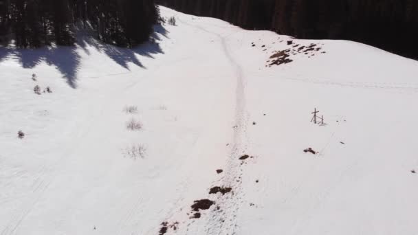 Caminhadas Caminho Pela Cruz Leva Aos Picos Superiores Nas Montanhas — Vídeo de Stock