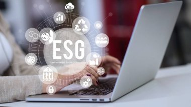 Çalışan teknoloji ve iş dünyası için dizüstü bilgisayar ve karbon nötr konsept kullanan kişi. Yenilenebilir enerji tabanlı yeşil işletmeler iklim değişikliği ve küresel ısınmayı sınırlayabilir. 