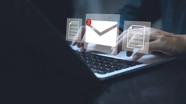 E-posta pazarlama, veri merkezi ve internet reklamcılığı. Belgeler bilgisayarda e- posta kullanılarak dijital olarak gönderiliyor.