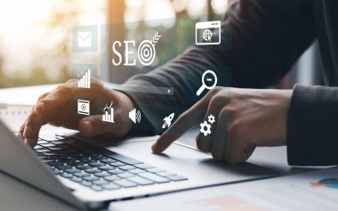 İş adamları SEO araçları kullanır, çevrimiçi potansiyeli açığa çıkarırlar. Görüş mesafesini arttırmak, organik trafiği çekmek ve stratejik optimizasyon teknikleriyle arama motoru sıralamasına hakim olmak. dijital pazarlama