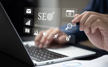 İş adamları SEO araçları kullanır, çevrimiçi potansiyeli açığa çıkarırlar. Görüş mesafesini arttırmak, organik trafiği çekmek ve stratejik optimizasyon teknikleriyle arama motoru sıralamasına hakim olmak. dijital pazarlama