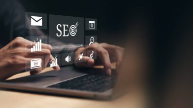 İş adamları SEO araçları kullanır, çevrimiçi potansiyeli açığa çıkarırlar. Görüş mesafesini arttırmak, organik trafiği çekmek ve stratejik optimizasyon teknikleriyle arama motoru sıralamasına hakim olmak. dijital pazarlama