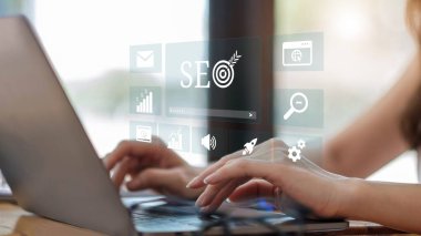 İş adamları SEO araçları kullanır, çevrimiçi potansiyeli açığa çıkarırlar. Görüş mesafesini arttırmak, organik trafiği çekmek ve stratejik optimizasyon teknikleriyle arama motoru sıralamasına hakim olmak. dijital pazarlama