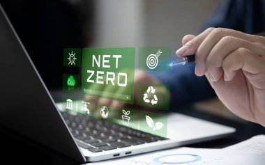 ESG konsepti olan bir dizüstü bilgisayar kullanan kişi 