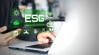 ESG konsepti olan bir dizüstü bilgisayar kullanan kişi 
