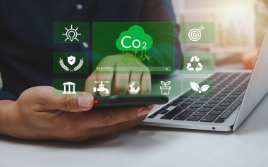 ESG konsepti olan bir dizüstü bilgisayar kullanan kişi 