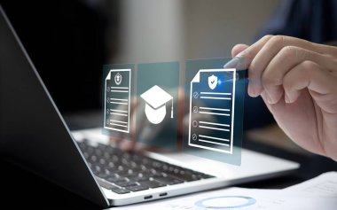 Öğrenme kavramında dizüstü bilgisayar kullanan bir kişi 