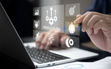 Görsel verimlilik kavramına sahip bir iş adamı dizüstü bilgisayar kullanıyor.