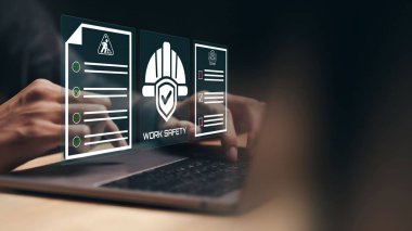 Bir iş adamı görsel ekran güvenliği kavramına sahip bir laptop kullanıyor..