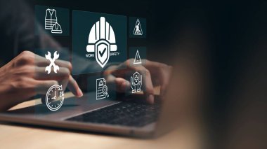 Bir iş adamı görsel ekran güvenliği kavramına sahip bir laptop kullanıyor..