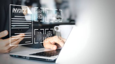 E-Fatura ve çevrimiçi dijital beyan kavramı. Laptop faturası, finansal simgeler, fatura, ödeme işleme, vergi yönetimi, modern e-fatura, finans teknolojisi kullanan iş adamı.