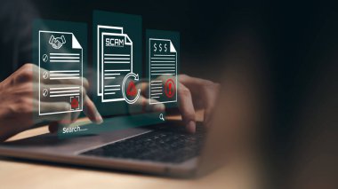 Görsel ekran dolandırıcılığı belgesi olan bir iş adamı, simgeli dolandırıcılıklar için uyarı işareti olan Scam Alert Uyarısı kullanıyor.