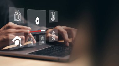 Çevrimiçi Eğitim ve E-Öğrenme Konseptine sahip bir genç.