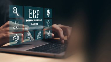 Görsel ekranlı ERP kullanan bir iş adamı, Atılgan kaynak planlama konsepti.