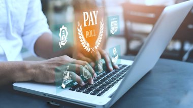 Maaş yönetimi kavramında görsel ekranı olan bir iş adamı.