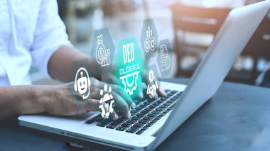 Görsel ekranda özen kavramına sahip bir iş adamı dizüstü bilgisayar kullanıyor.