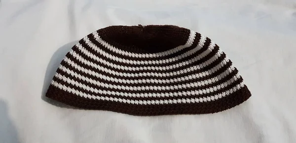 白い背景に隔離された茶色の頭蓋骨の帽子またはムスリムの帽子のトップビュー — ストック写真