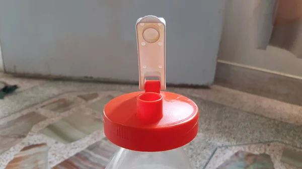 Primo Piano Vista Tappo Plastica Arancione Bottiglia Acqua Isolato Sfondo — Foto Stock