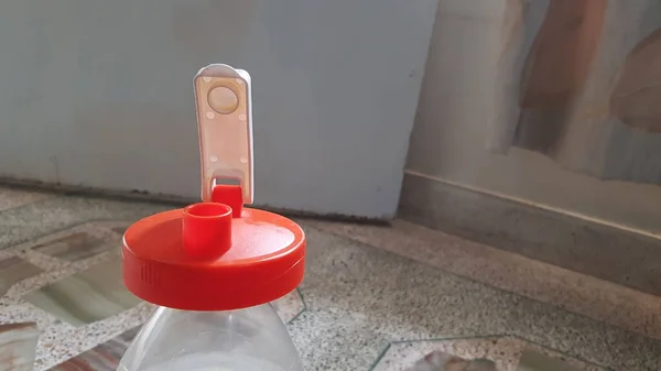 Primo Piano Vista Tappo Plastica Arancione Bottiglia Acqua Isolato Sfondo — Foto Stock
