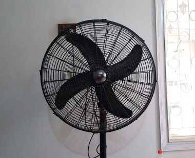 Siyah bir ev zemininin yakın çekim görüntüsü ayakta duran pervane