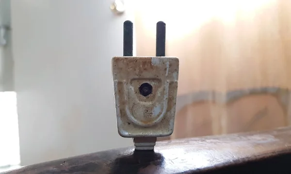 Bulanık Arkaplanda Izole Edilmiş Eski Bir Rustik Iki Iğne Tıkacının — Stok fotoğraf