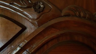 Kahverengi ahşap mobilya tasarımının yakın plan görüntüsü