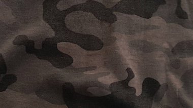 Koyu renk kamuflaj kumaş dokusu arka planı. Ordu elbisesi duvar kağıdı