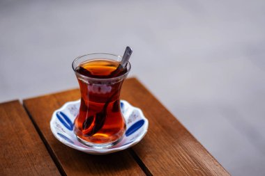 Arka planda Türk çayı var. Türk sıcak içeceği kavramı.