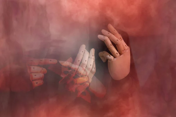 Αφηρημένα Ξύλινα Χέρια Κόκκινο Καπνιστό Περιβάλλον Χειραγώγηση Φωτογραφιών Για Μοναδικές — Φωτογραφία Αρχείου