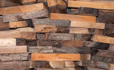 Ahşap kütükler ve kalaslar yığıldı.