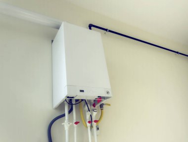 Bağlı borularla gaz kombi kazanı