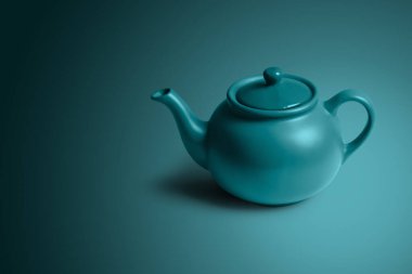 Renkli bir arka planda yeşil çay demliği