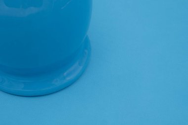 Yaratıcı bir geçmiş. Mavi deride mavi seramik vazo.