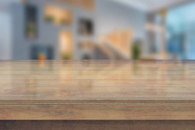 Boş, parlak, ahşap bir masa ve kabarık bir arka plan. Sunum için metin ya da ürün ekleyebilirsiniz