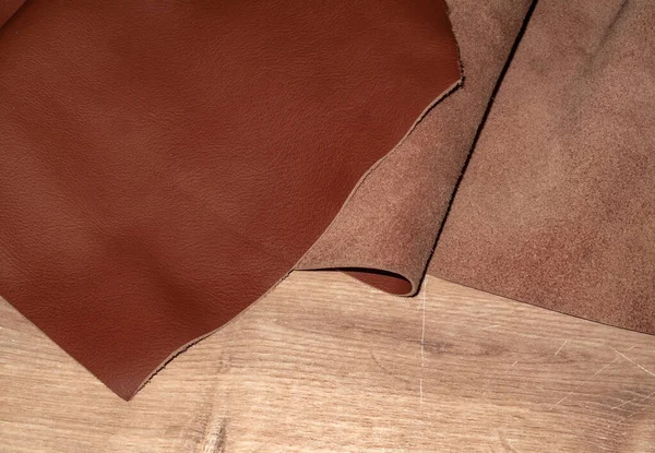 Pieza Cuero Bronceado Mesa Diferentes Tipos Fondo Textura Cuero —  Fotos de Stock