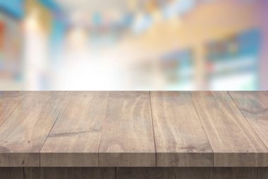 Parlak ahşap masa üzerinde yansıtılmış arkaplan.