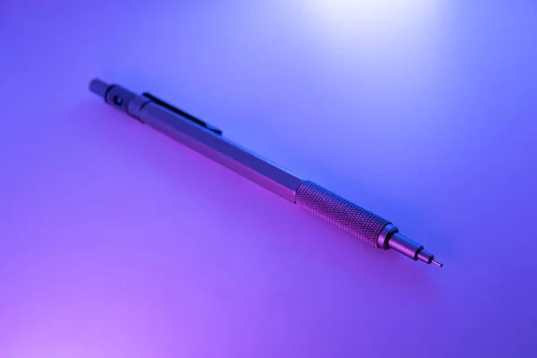 硬彩灯下的机械铅笔 — 图库照片