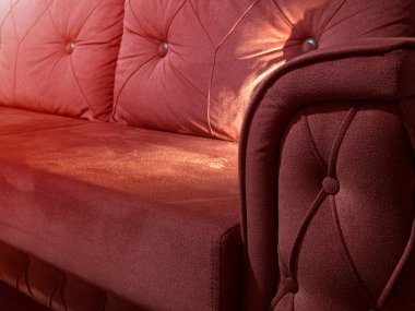 Kırmızı kanepe. Eski mobilya konsepti.