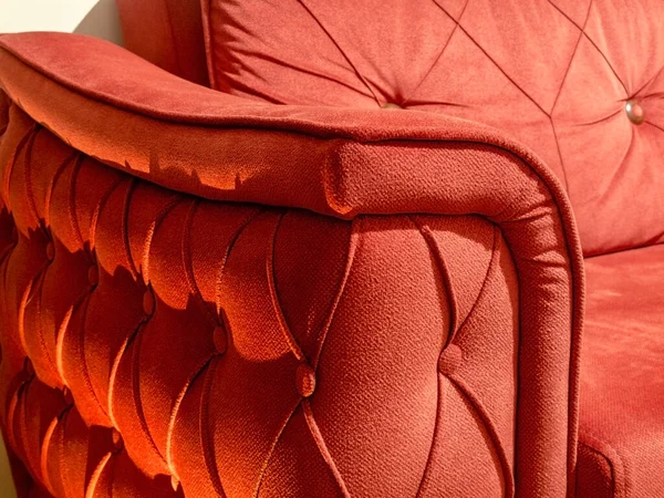 Kırmızı kumaş kanepe.