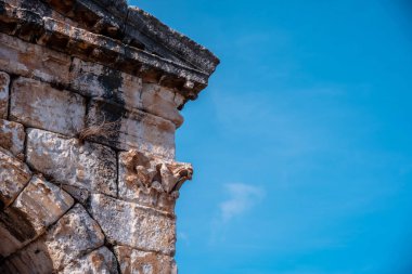  Antik Bizans mimarisi ve mavi gökyüzü. Eski tapınak detayı. Antik medeniyet şehrinin tarihi taş eserleri..