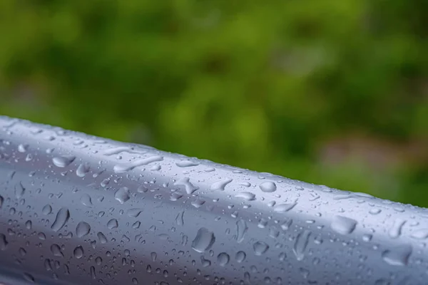 Макрофотография Капель Дождя Перилах Балкона Концепция Представляющая Дождливые Дни — стоковое фото